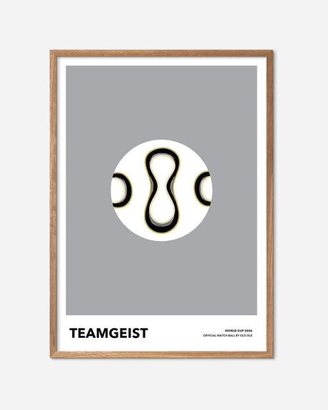 Teamgeist fodbold plakat med grå baggrund og egetræsramme, moderne fodboldkunst