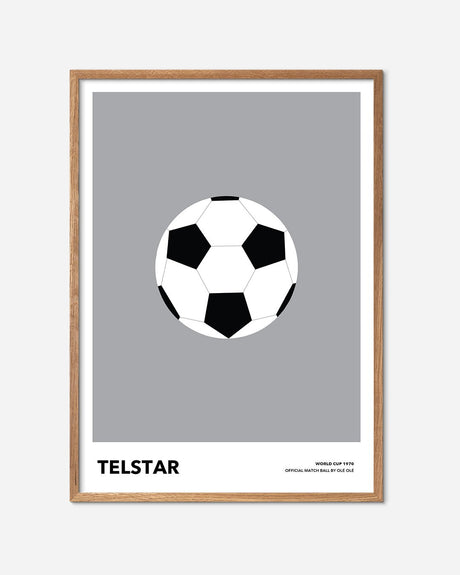 Fodbold plakat med klassisk Telstar-bold, minimalistisk design i egetræsramme