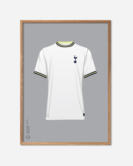 Plakat med grafisk illustration af Tottenham fodboldtrøje i egetræsramme
