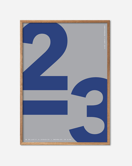 Minimalistisk fodbold plakat med resultatet 2-3, blå tal på grå baggrund, egetræsramme