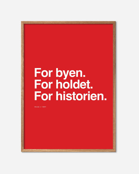 Rød fodbold plakat med teksten 'For byen. For holdet. For historien.' i egetræsramme
