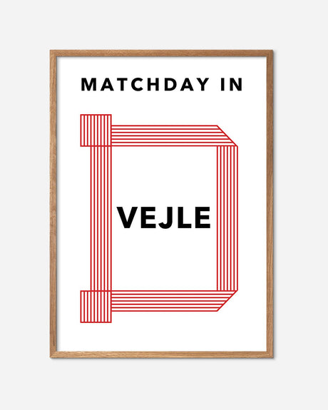 Matchday in Vejle fodbold plakat med rød grafisk design og egetræsramme
