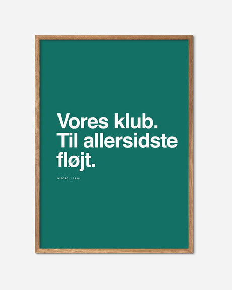 Grøn fodboldplakat med teksten 'Vores klub. Til allersidste fløjt.' i egetræsramme