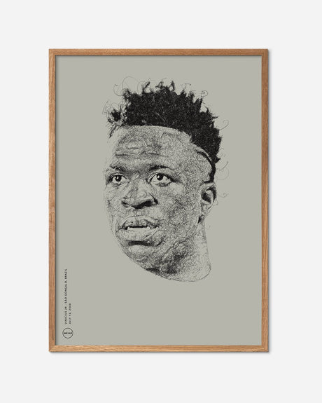 Fodboldplakat med tegnet portræt af Vinicius Jr. på beige baggrund i egetræsramme.