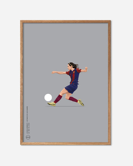 Fodbold plakat med kvindelig spiller i mørkeblå og rød trøje, egetræsramme, moderne design