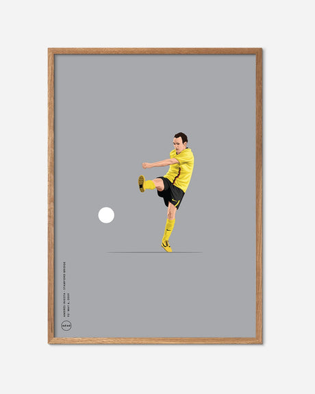 Fodboldplakat med spiller i gul trøje sparker til bold, minimalistisk design i egetræsramme