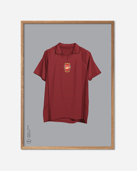 Plakat med Arsenal 2005-06 fodboldtrøje i egetræsramme, minimalistisk design