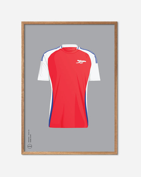 Plakat med Arsenal 2024/25 hjemmebanetrøje, rød og hvid, i egetræsramme