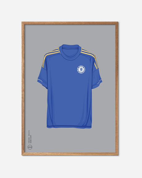 Plakat med blå Chelsea 2012/13 fodboldtrøje i egetræsramme på grå baggrund.