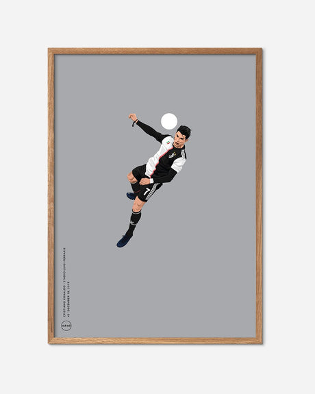 Fodboldplakat med spiller i Juventus-trøje der header bolden, egetræsramme, moderne design