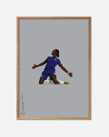 Fodbold plakat med spiller i blå dragt fejrer mål, egetræsramme, minimalistisk design