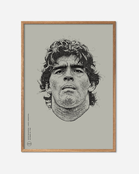 Fodbold plakat med sort-hvid tegning af Diego Maradona, beige baggrund, egetræsramme