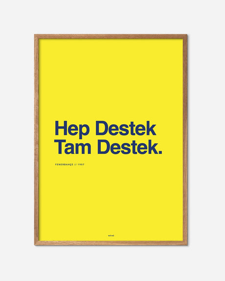 Fodbold plakat med gul baggrund og blå tekst, Fenerbahçe motto i egetræsramme