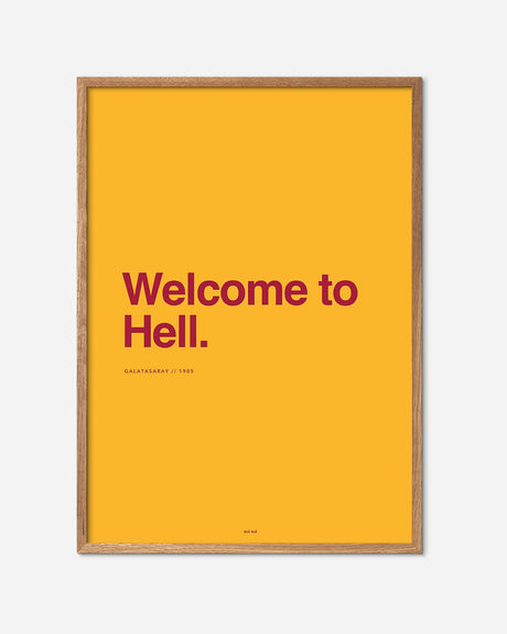 Gul Galatasaray fodbold plakat med teksten 'Welcome to Hell' i en egetræsramme.