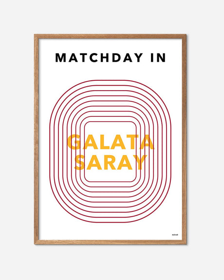 Galatasaray matchday fodbold plakat med grafisk stadionmotiv i egetræramme