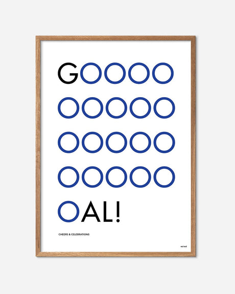 Fodbold plakat med grafisk tekst GOAL og blå cirkler i egetræ ramme, moderne vægkunst.