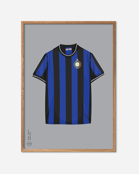 Plakat af blå og sort Inter fodboldtrøje 2009 i egetræsramme, moderne fodbolddesign