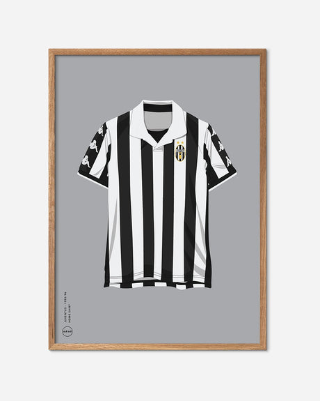 Plakat med Juventus fodboldtrøje i sorte og hvide striber i egetræsramme
