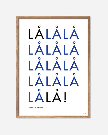 Moderne fodbold plakat med teksten 'LÅLÅLÅ' i sort og blå, egetræsramme, minimalistisk design.