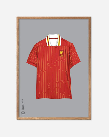 Liverpool fodboldtrøje 2024/25 på grafisk plakat med egetræsramme, moderne design