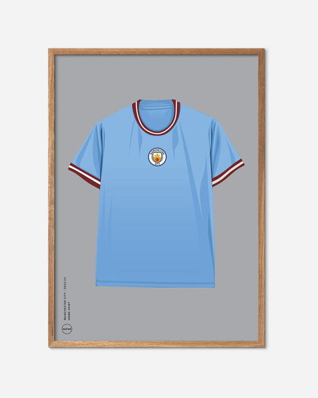 Plakat med Manchester City 2022/23 fodboldtrøje i lyseblå, egetræsramme, moderne kunst