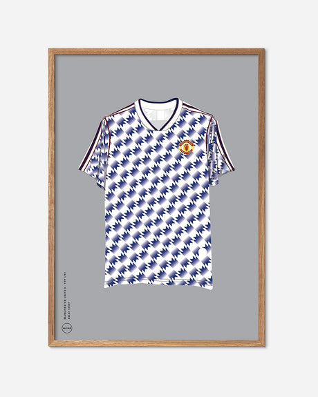 Fodboldplakat med Manchester United 1991-92 udebanetrøje i egetræsramme, retro design.