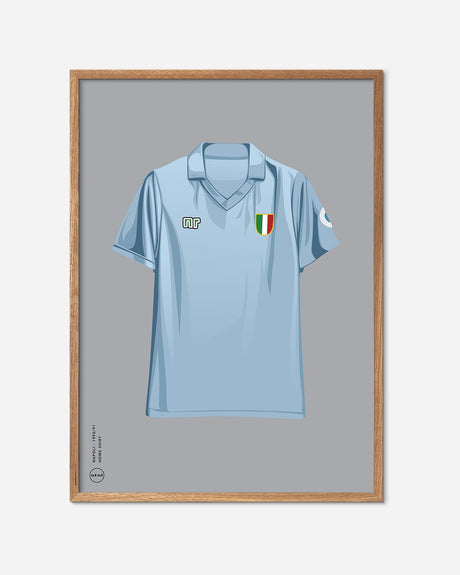 Plakat med Napoli 1990 hjemmebanetrøje i lyseblå, ramme af egetræ, fodboldkunst