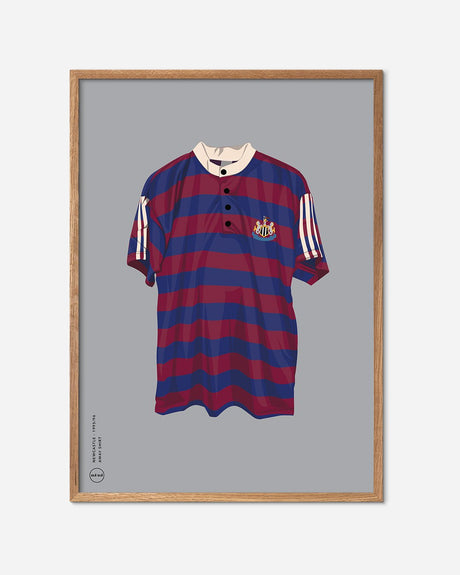 Plakat med Newcastle 1995 udebanetrøje i blå og bordeaux striber, egetræsramme