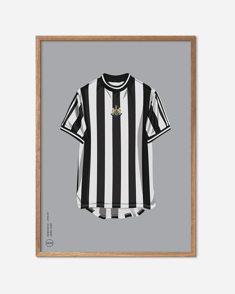 Illustration af Newcastle fodboldtrøje 1995, sort-hvide striber, plakat med egetræsramme
