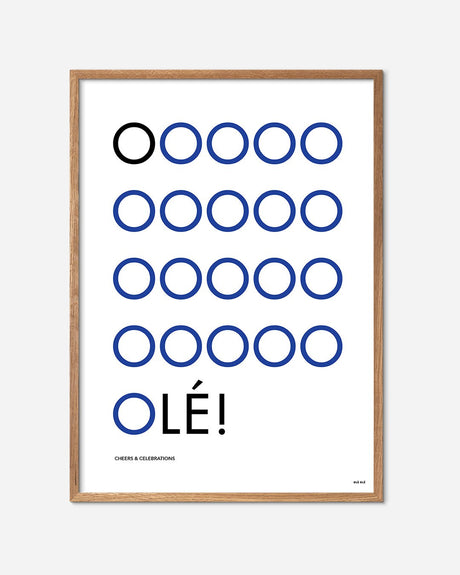 Moderne fodbold plakat med blå cirkler og teksten OLÉ! i egetræsramme