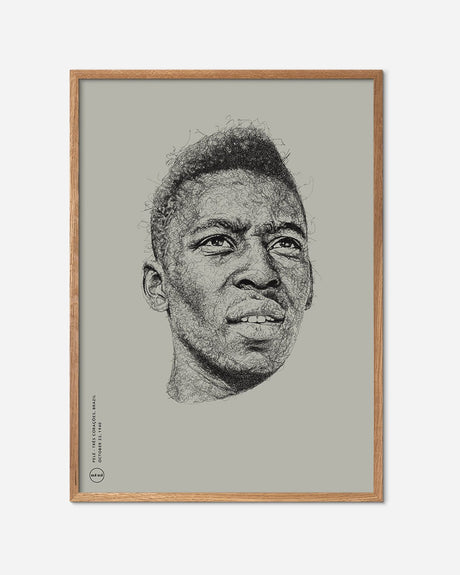 Fodbold plakat med portræt af Pele i egetræsramme, beige baggrund.