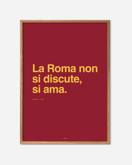 Roma fodbold plakat med gul tekst på rød baggrund i egetræsramme, italiensk motto