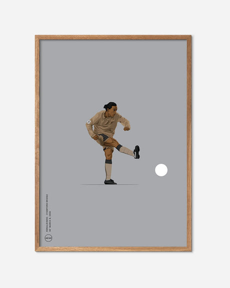 Minimalistisk fodbold plakat med spiller i aktion og bold, egetræsramme, moderne vægkunst