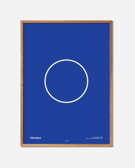 Minimalistisk fodbold plakat med hvid cirkel på blå baggrund i egetræsramme