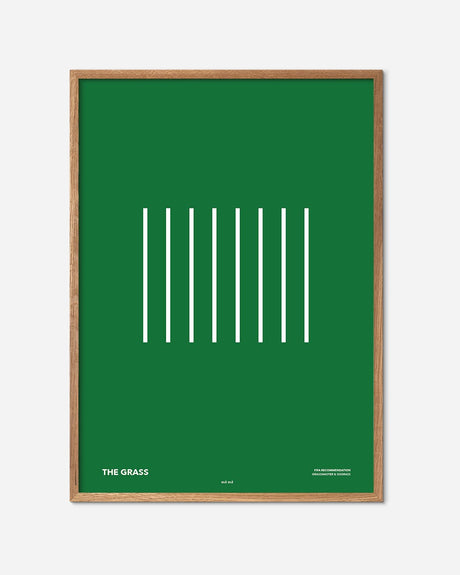 Fodbold plakat med grøn baggrund, hvide linjer og egetræsramme, moderne sportskunst
