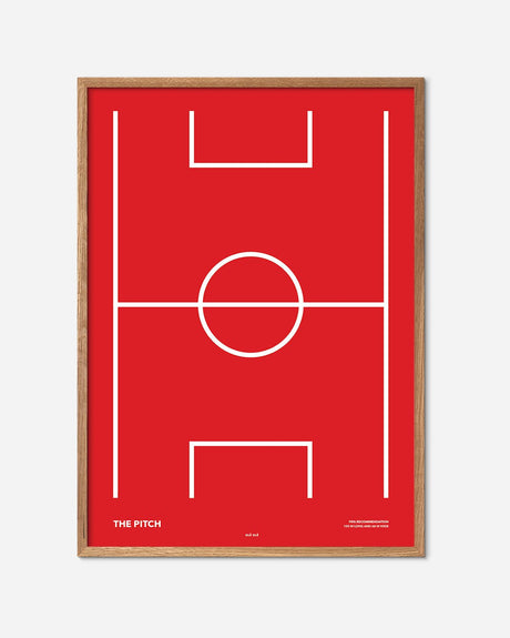 Rød fodboldplakat med hvidt banenlayout i egetræsramme, moderne fodboldkunst