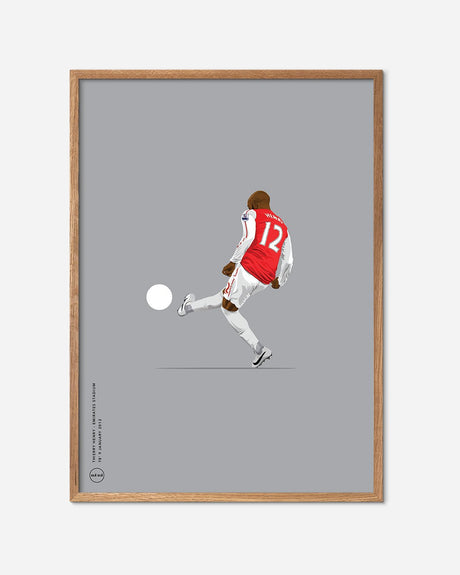 Illustration af fodboldspiller i rød og hvid trøje sparker bold, grå baggrund, egetræsramme