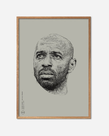 Beige fodbold plakat med detaljeret portræt af Thierry Henry i egetræsramme