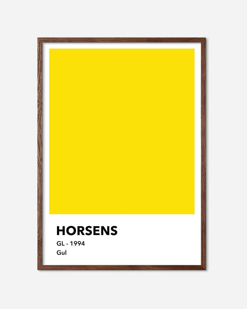 En A.C. Horsens fodbold plakat med deres gule farve fra Colors kollektionen i en mørk egetræsramme - Olé Olé