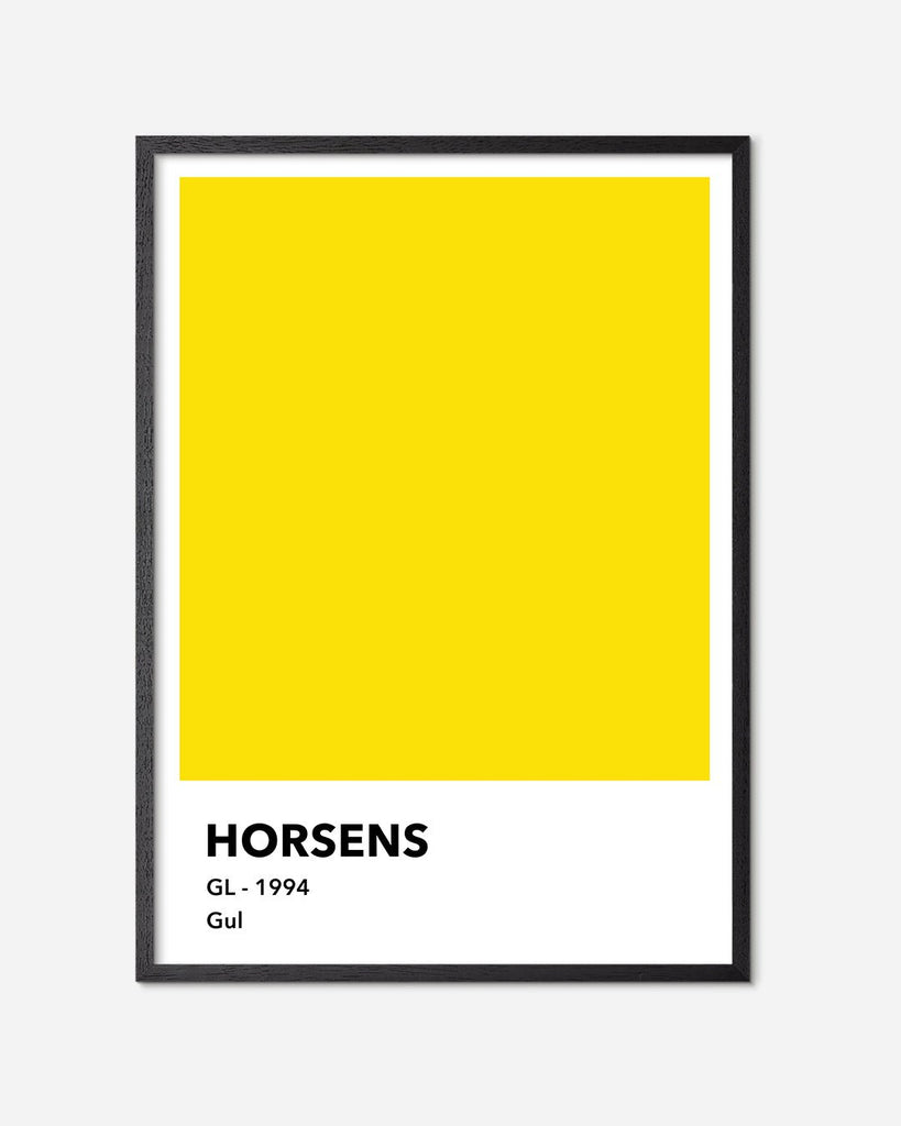 En A.C. Horsens fodbold plakat med deres gule farve fra Colors kollektionen i en sort egetræsramme - Olé Olé