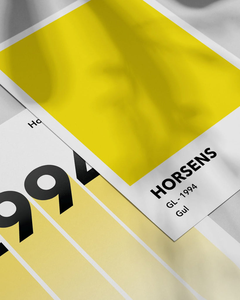 En A.C. Horsens fodbold plakat med deres gule farve fra Colors kollektionen ved siden af en anden plakat - Olé Olé