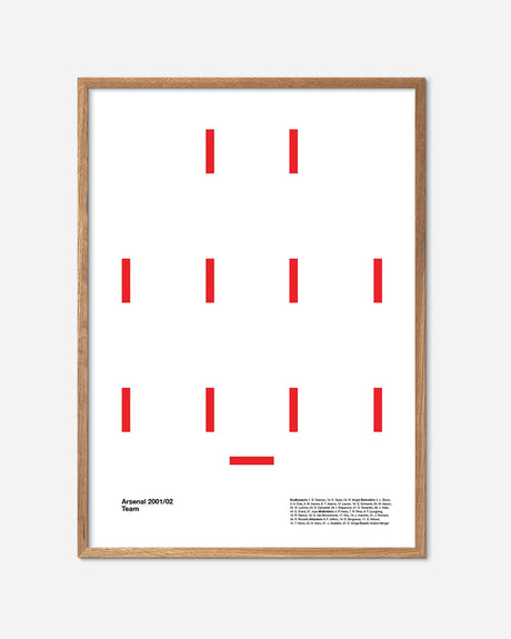 Minimalistisk Arsenal 2001/02 plakat med rød fodboldopstilling i egetræsramme