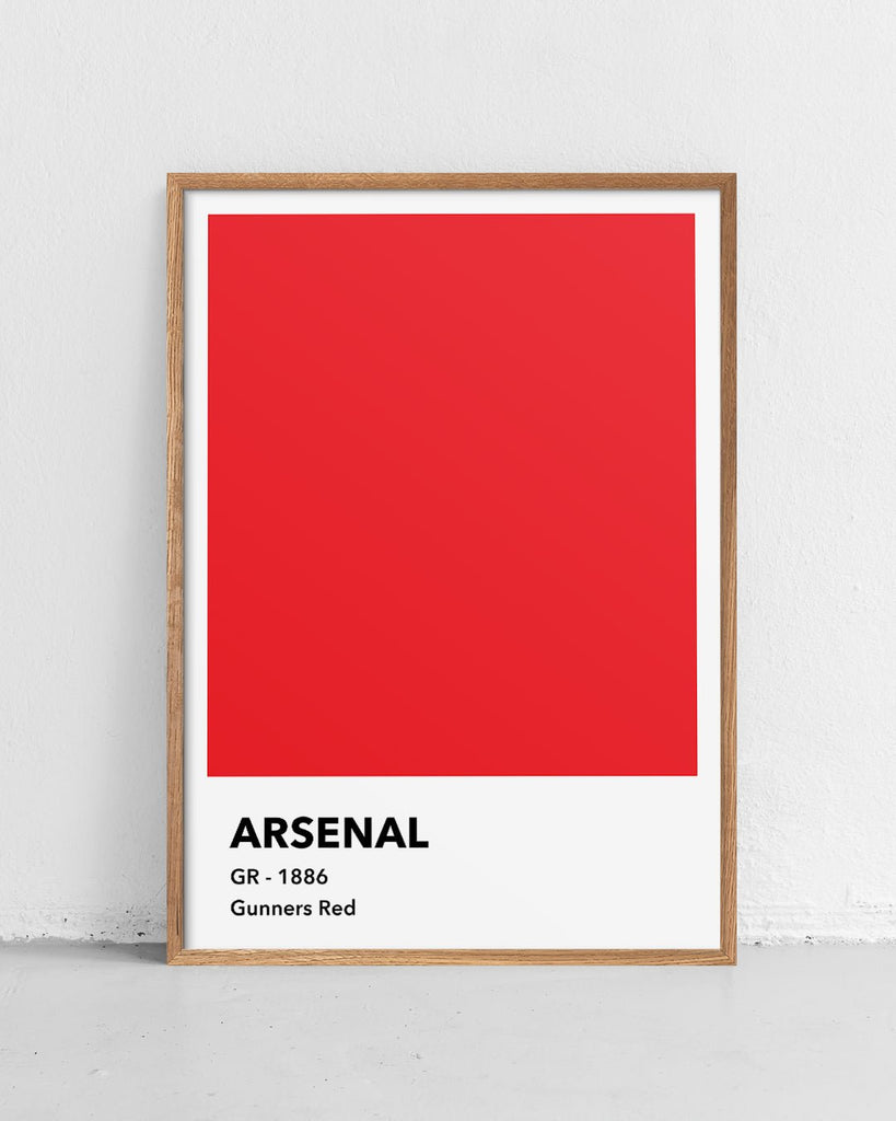 En Arsenal F.C. fodbold plakat med deres røde farve fra Colors kollektionen stående på et gulv - Olé Olé