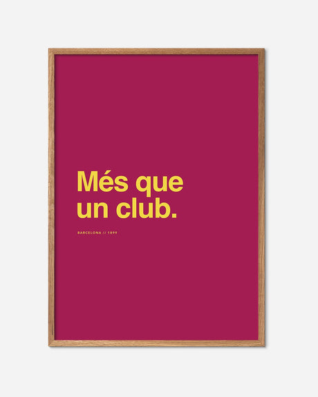 Barcelona fodbold plakat med teksten 'Més que un club' i gul på rød baggrund, egetræsramme