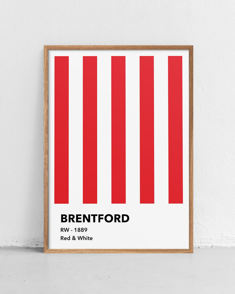 En Brentford F.C. fodbold plakat med deres røde og hvide striber fra Colors kollektionen stående på et gulv - Olé Olé