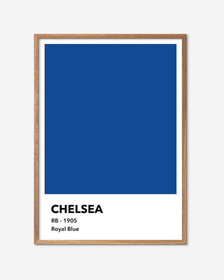 En Chelsea F.C. fodbold plakat med deres kongeblå farve fra Colors kollektionen i en egetræsramme - Olé Olé