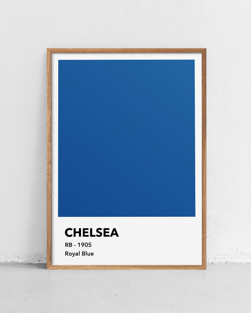 En Chelsea F.C. fodbold plakat med deres kongeblå farve fra Colors kollektionen stående på et gulv - Olé Olé