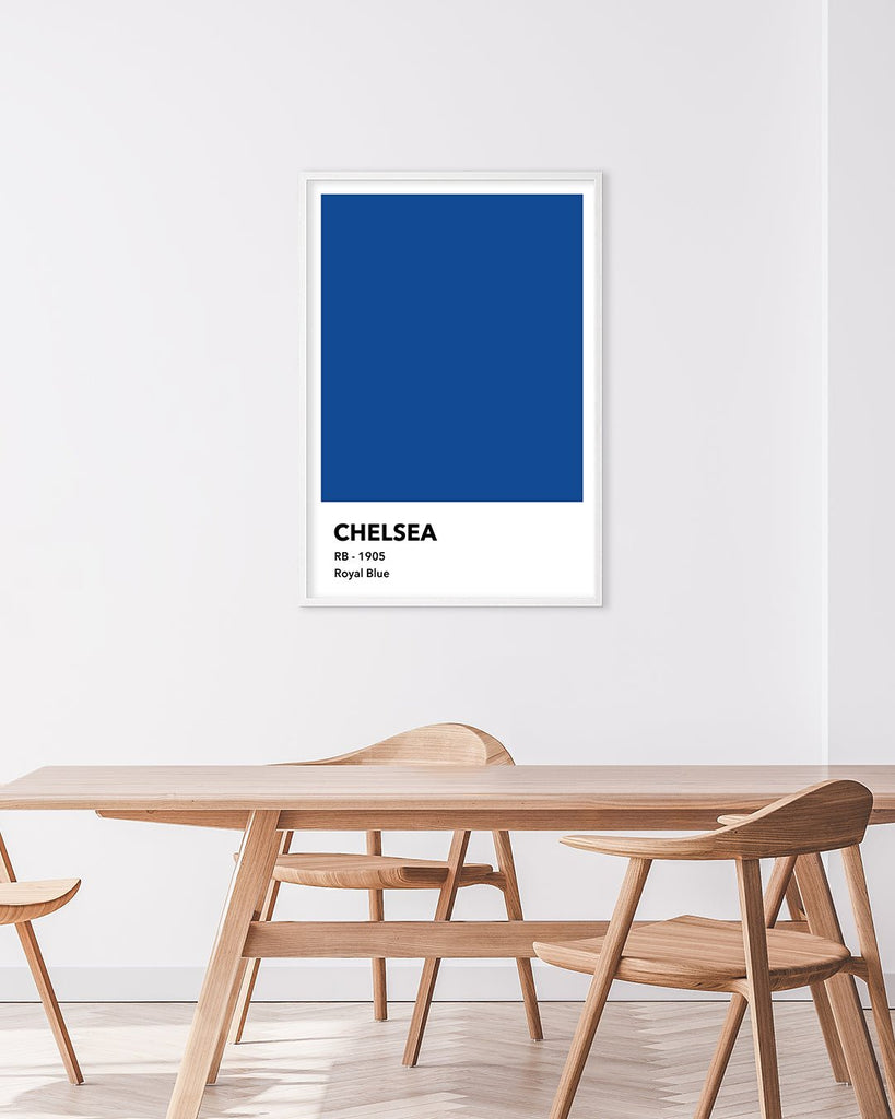 En Chelsea F.C. fodbold plakat med deres kongeblå farve fra Colors kollektionen hængende i en stue - Olé Olé