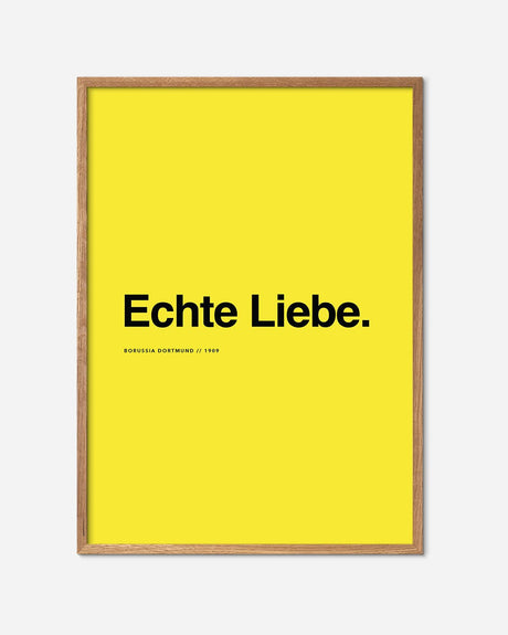 Gul fodboldplakat med teksten Echte Liebe i sort ramme, inspireret af Borussia Dortmund.