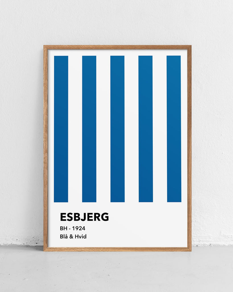 En Esbjerg F.B. fodbold plakat med deres blå og hvide striber fra Colors kollektionen stående på et gulv - Olé Olé